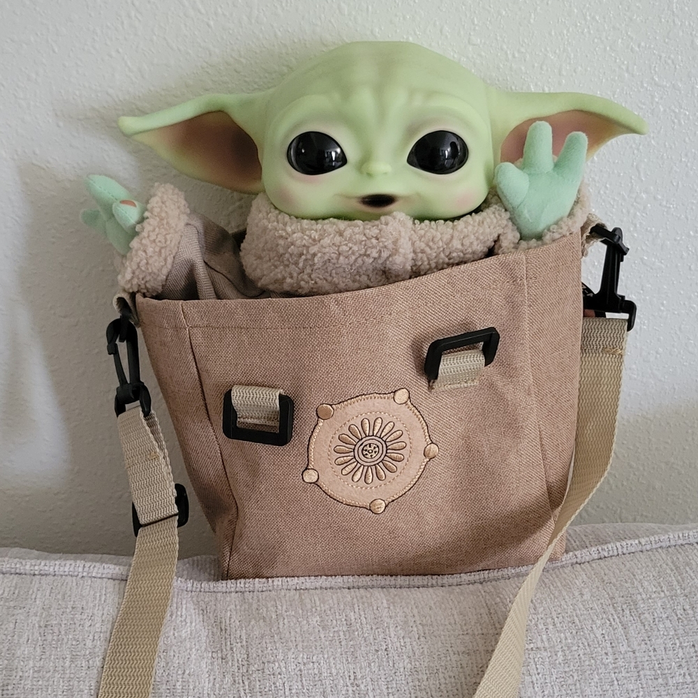 Baby mandalorian (Baby Yoda) in bag